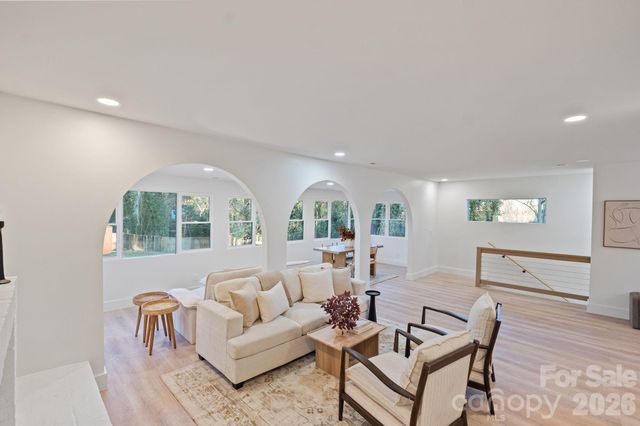 911 E Woodlawn Road, Charlotte, NC 28209