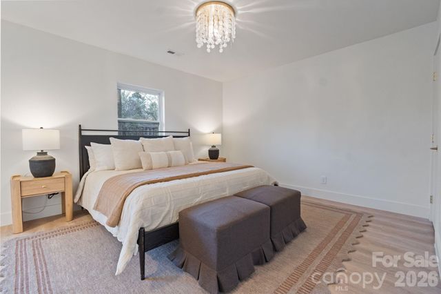 911 E Woodlawn Road, Charlotte, NC 28209