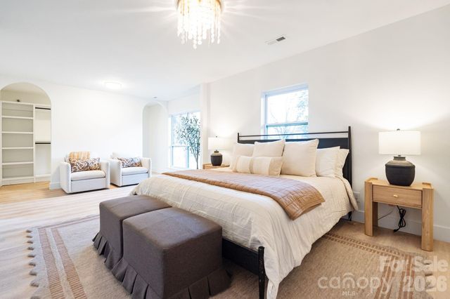 911 E Woodlawn Road, Charlotte, NC 28209