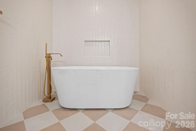 911 E Woodlawn Road, Charlotte, NC 28209