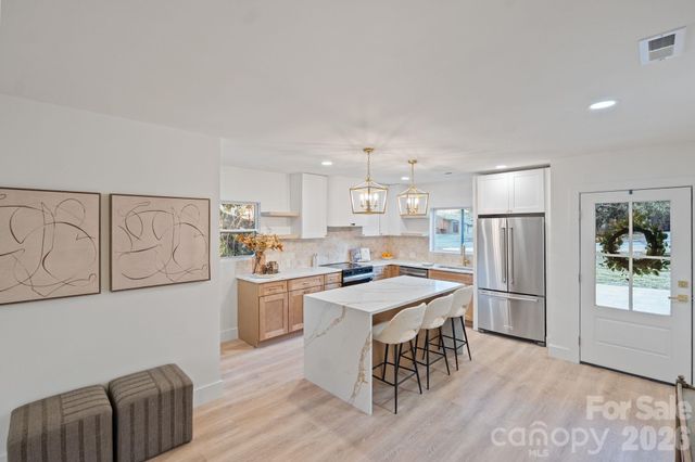 911 E Woodlawn Road, Charlotte, NC 28209