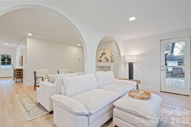 911 E Woodlawn Road, Charlotte, NC 28209