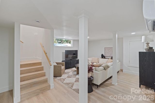 911 E Woodlawn Road, Charlotte, NC 28209