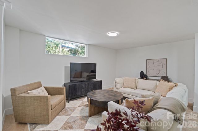 911 E Woodlawn Road, Charlotte, NC 28209