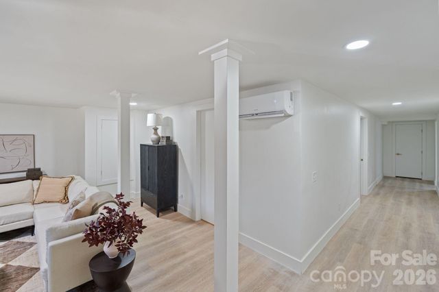 911 E Woodlawn Road, Charlotte, NC 28209