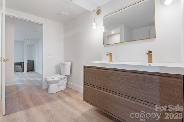 911 E Woodlawn Road, Charlotte, NC 28209