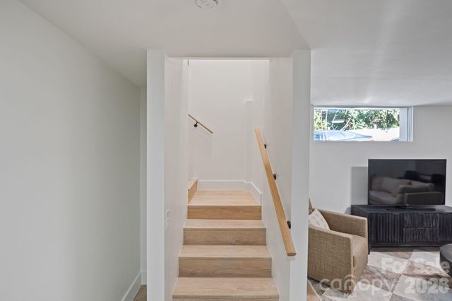 911 E Woodlawn Road, Charlotte, NC 28209