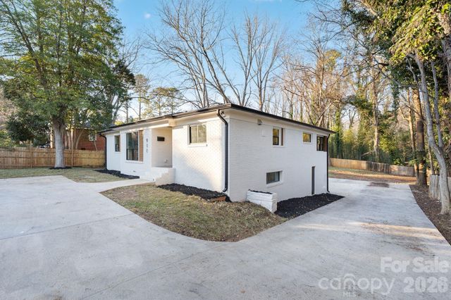 911 E Woodlawn Road, Charlotte, NC 28209