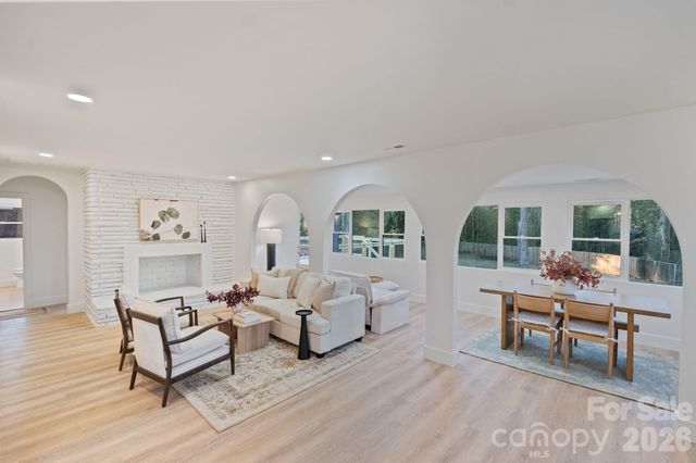 911 E Woodlawn Road, Charlotte, NC 28209