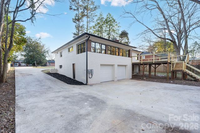 911 E Woodlawn Road, Charlotte, NC 28209