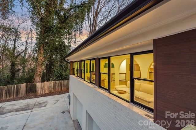 911 E Woodlawn Road, Charlotte, NC 28209