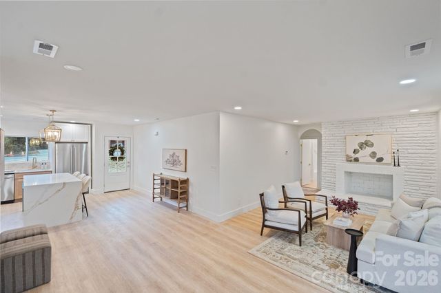 911 E Woodlawn Road, Charlotte, NC 28209