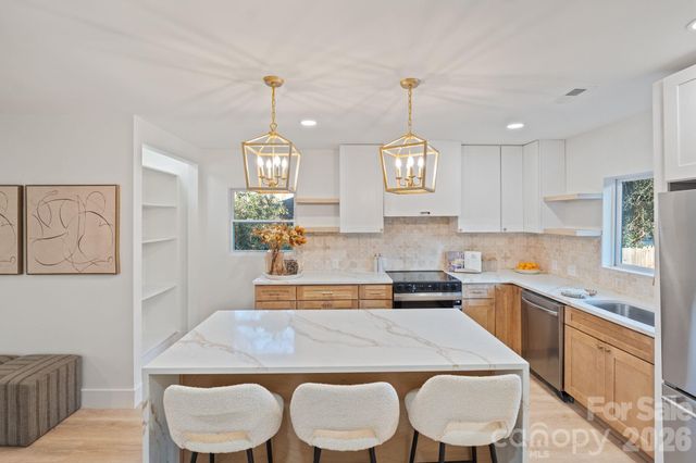 911 E Woodlawn Road, Charlotte, NC 28209