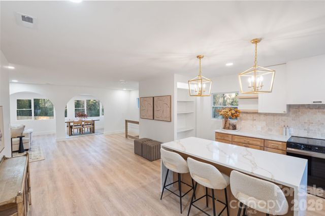 911 E Woodlawn Road, Charlotte, NC 28209