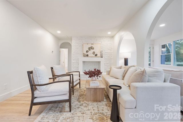 911 E Woodlawn Road, Charlotte, NC 28209