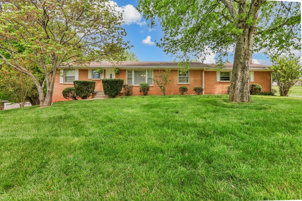 1311 Oak Hill Dr, Clarksville, TN 37040
