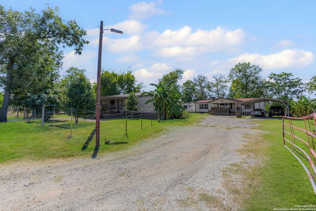 12925 Luckey Rd, Atascosa, TX 78002