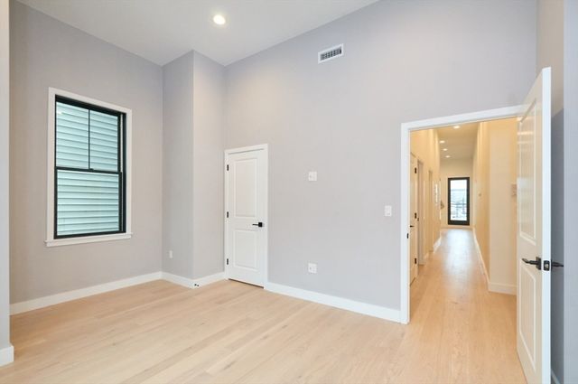 360 Meridian St 5, Boston, MA 02128