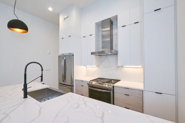 360 Meridian St 5, Boston, MA 02128