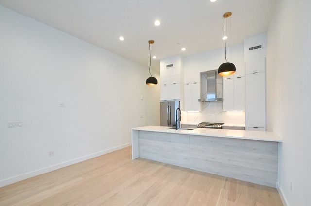 360 Meridian St 5, Boston, MA 02128