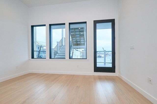 360 Meridian St 5, Boston, MA 02128