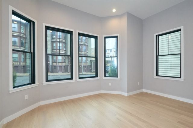 360 Meridian St 5, Boston, MA 02128