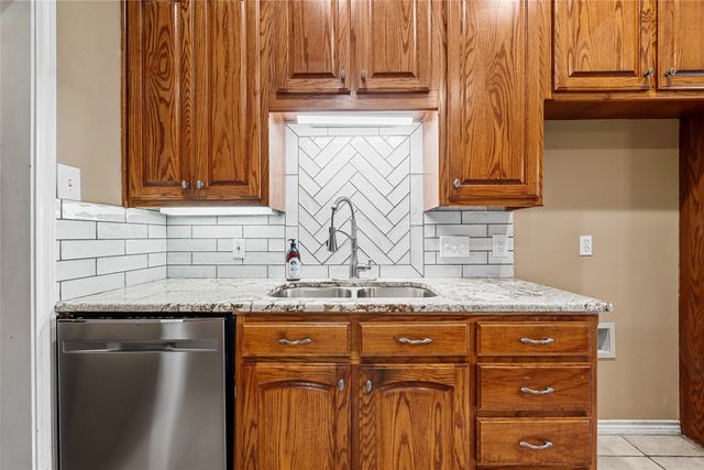1204 Darbyton Drive, Hewitt, TX 76643