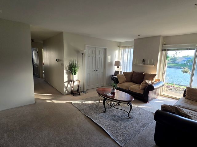 390 Springlake Lane B, Aurora, IL 60504
