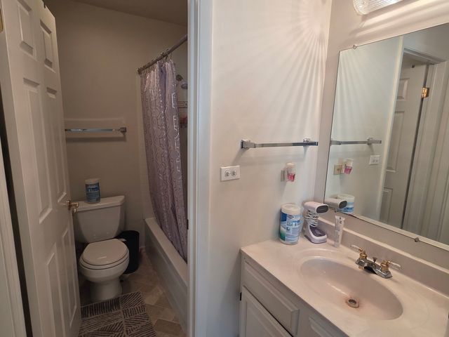 390 Springlake Lane B, Aurora, IL 60504