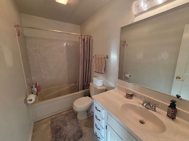 390 Springlake Lane B, Aurora, IL 60504