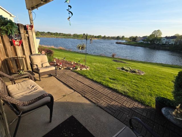 390 Springlake Lane B, Aurora, IL 60504