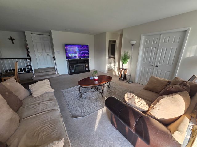 390 Springlake Lane B, Aurora, IL 60504