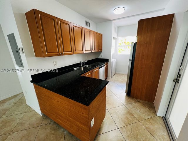 946 Bay Dr 12, Miami Beach, FL 33141