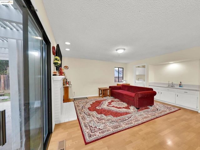 425 Sandy Hill Ct, Antioch, CA 94509