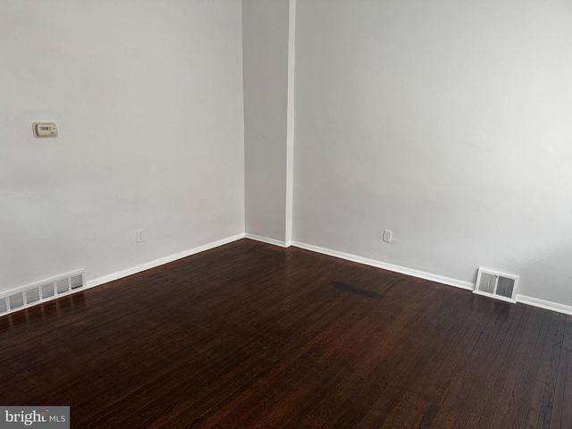 1090 LAKESHORE DR, Camden, NJ 08104