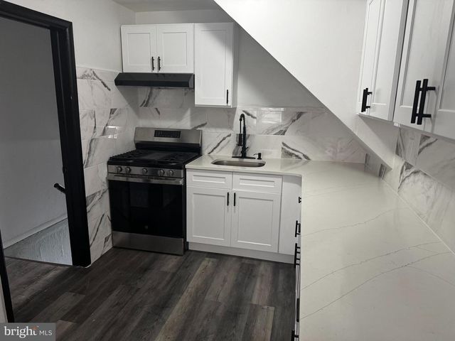 1090 LAKESHORE DR, Camden, NJ 08104
