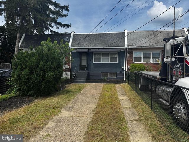 1090 LAKESHORE DR, Camden, NJ 08104