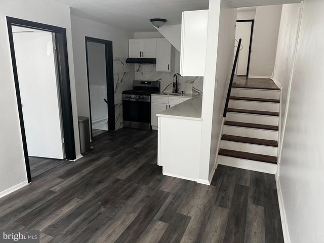 1090 LAKESHORE DR, Camden, NJ 08104