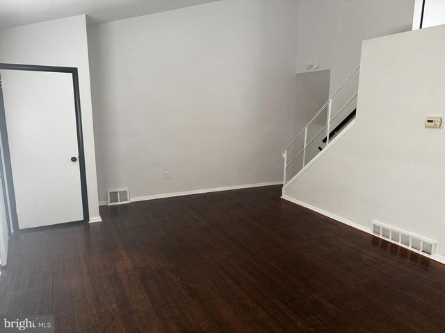 1090 LAKESHORE DR, Camden, NJ 08104