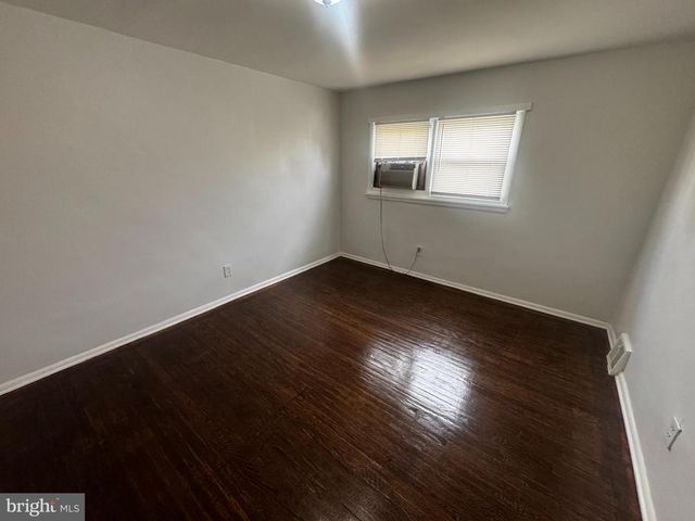 1090 LAKESHORE DR, Camden, NJ 08104