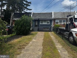 1090 LAKESHORE DR, Camden, NJ 08104
