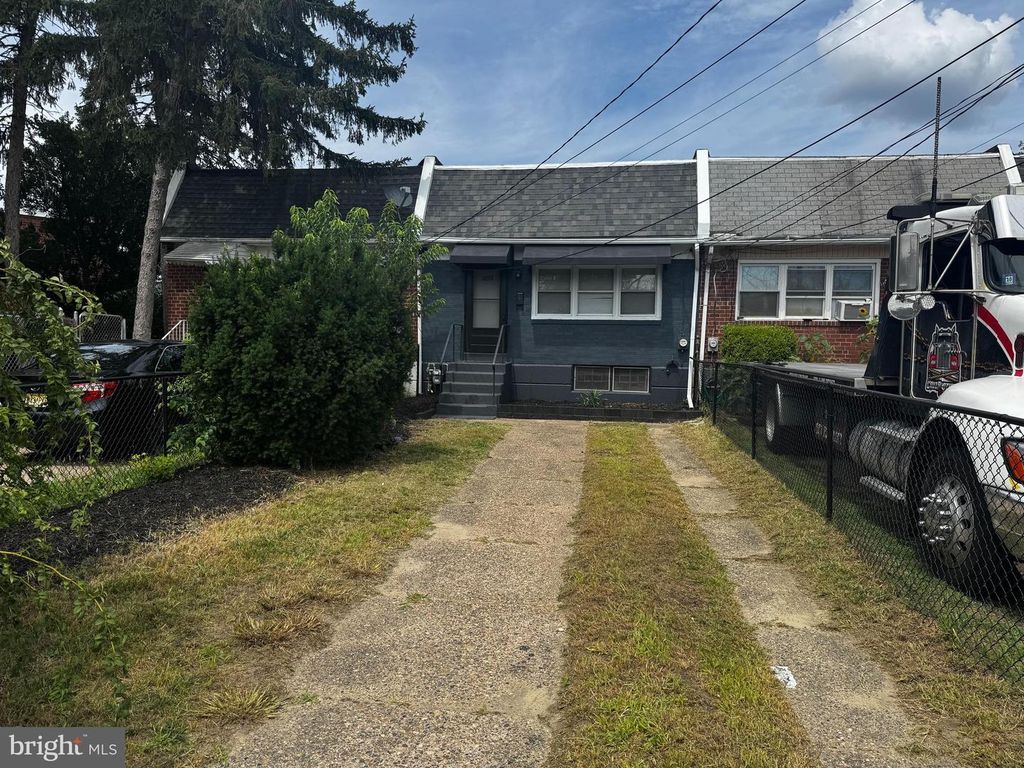 1090 LAKESHORE DR, Camden, NJ 08104