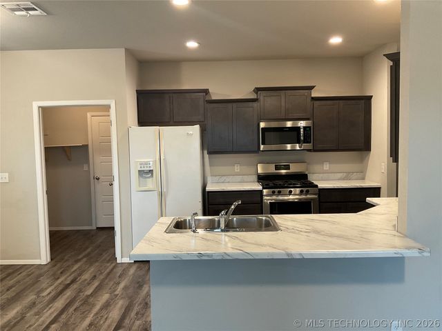 2007 S 15th Street, Broken Arrow, OK 74012