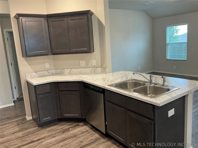 2007 S 15th Street, Broken Arrow, OK 74012