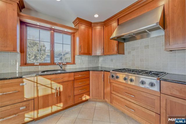 16 Glen Place, Old Tappan, NJ 07675