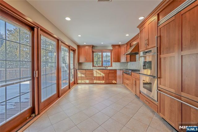 16 Glen Place, Old Tappan, NJ 07675