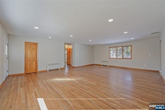 16 Glen Place, Old Tappan, NJ 07675