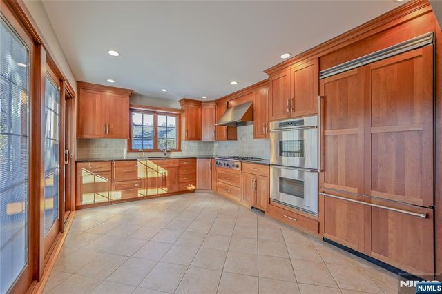 16 Glen Place, Old Tappan, NJ 07675
