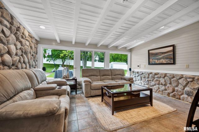 336 W BARRINGTON Road, Peoria, IL 61614