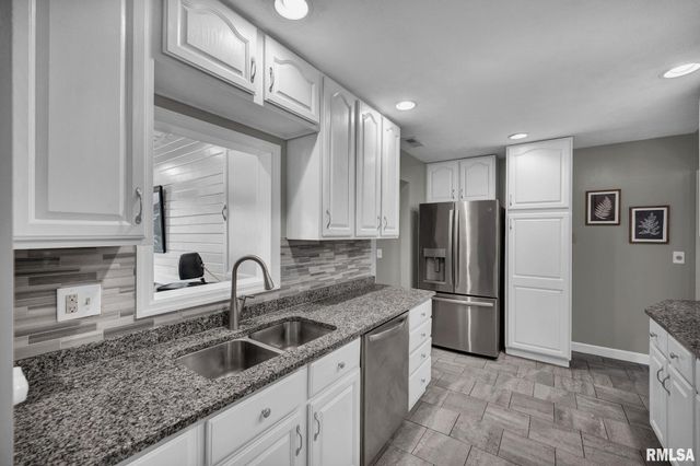 336 W BARRINGTON Road, Peoria, IL 61614